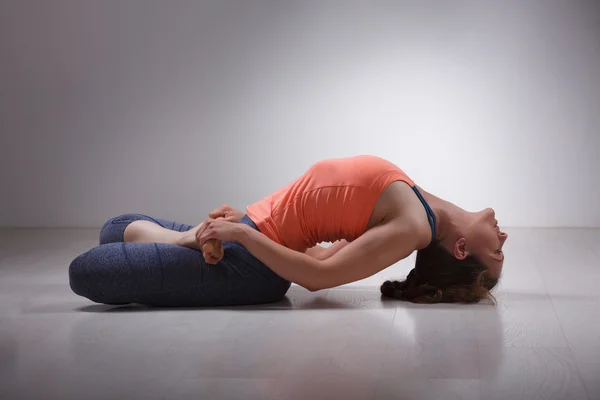 Beautiful sporty fit yogi girl practices yoga asana Matsyasana — Stock Photo, Image