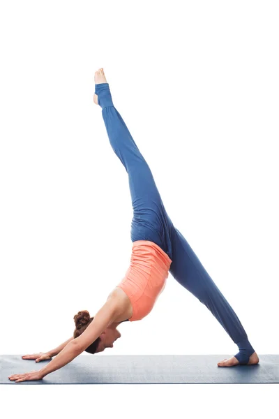 La mujer yogui en forma deportiva practica yoga asana eka pada adhomukha —  Fotos de Stock