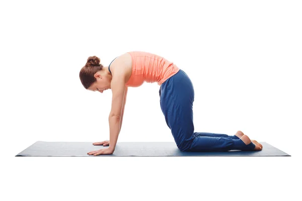 Schöne sportlich fitte Yogini-Frau praktiziert Yoga-Asana-Majarien — Stockfoto