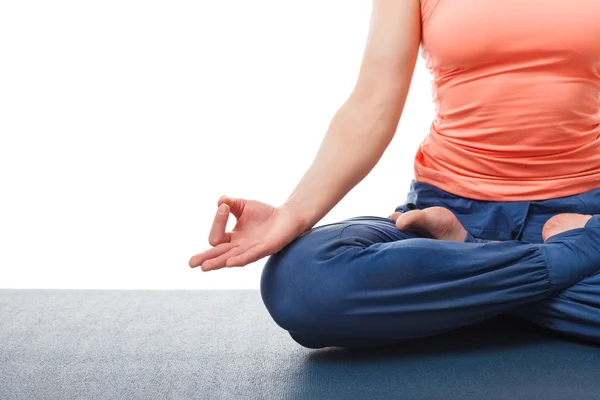 Primer plano de mujer en yoga asana Padmasana pose de loto — Foto de Stock