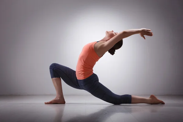 Ταιριάζει yogini γυναίκα πρακτικές γιόγκα asana Anjaneyasana — Φωτογραφία Αρχείου