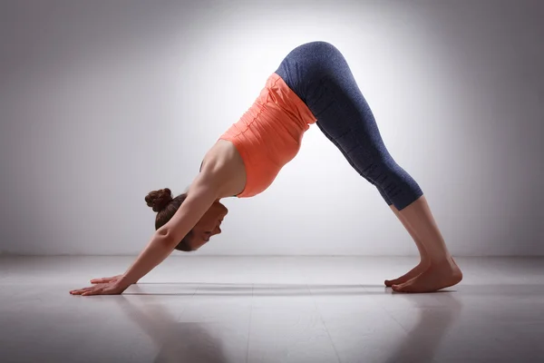 Beautiful sporty fit yogi girl practices yoga asana adhomukha sv — Stock Photo, Image