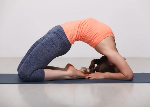 Bella sportiva in forma yogi ragazza pratica yoga asana Kapotasana — Foto Stock
