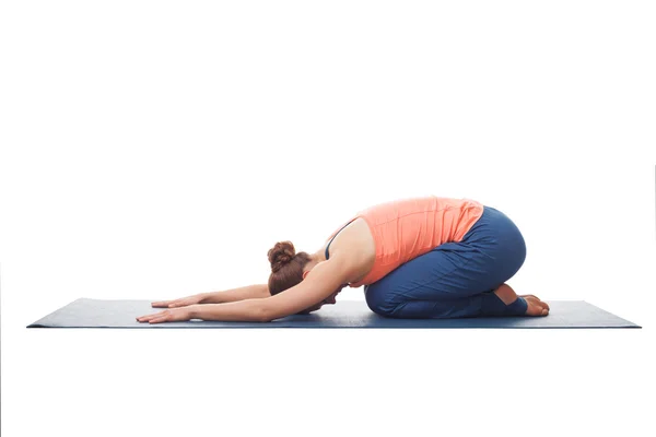 Bonito desportivo ajuste yogi menina práticas ioga asana balasana — Fotografia de Stock