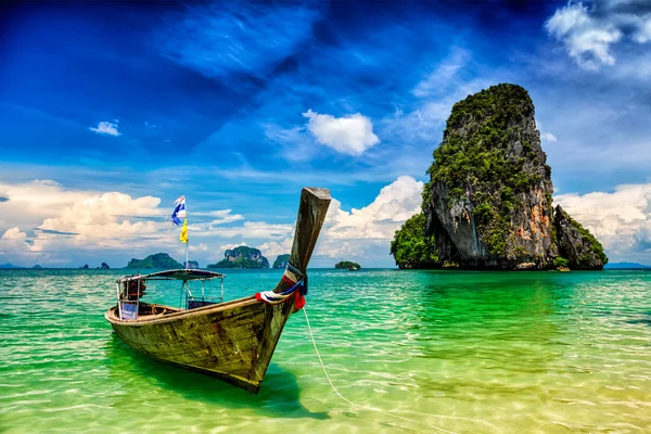 Barco de cola larga en la playa, Tailandia — Foto de Stock