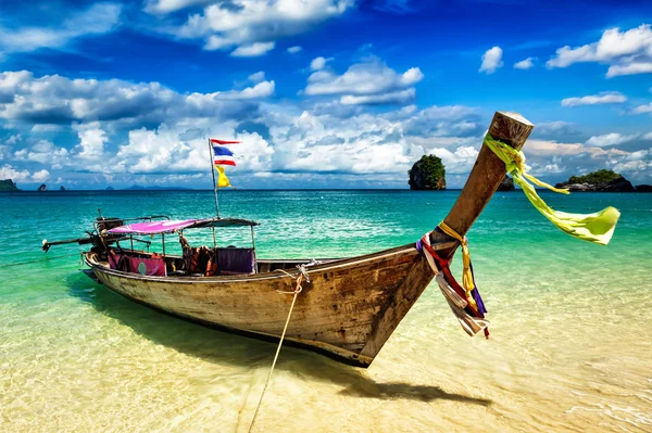 Длинная хвостовая лодка на пляже, Таиланд — стоковое фото