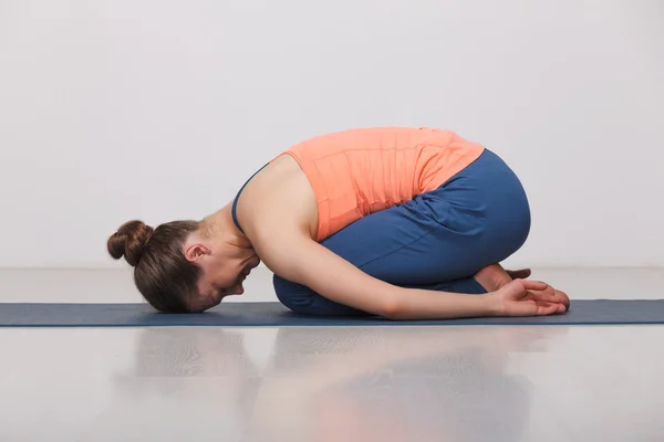 Bonito desportivo ajuste yogi menina práticas ioga asana balasana — Fotografia de Stock