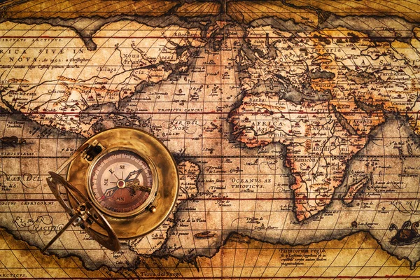 古代地图上的老式指南针 — 图库照片