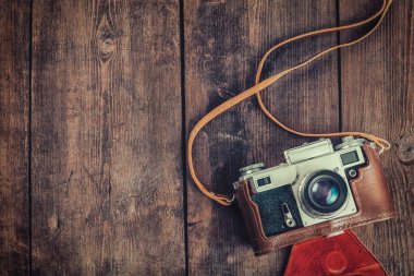 Grunge ahşap arka plan üzerinde eski retro vintage fotoğraf makinesi