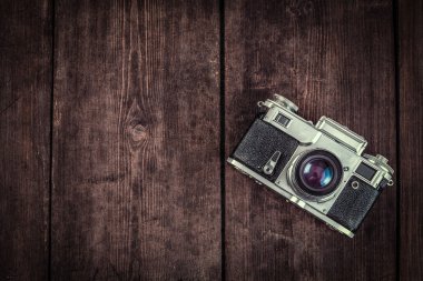 Grunge ahşap arka plan üzerinde eski retro vintage fotoğraf makinesi