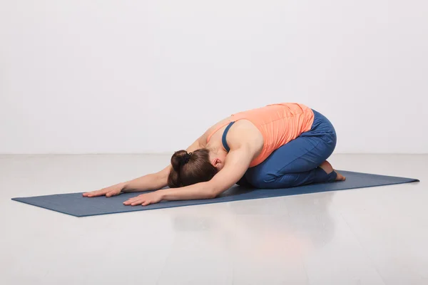 Bonito desportivo ajuste yogi menina práticas ioga asana balasana — Fotografia de Stock