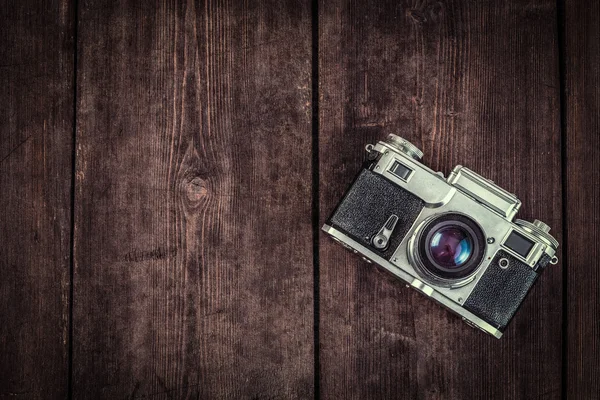 Old retro vintage camera on grunge wooden background — Stock Photo, Image