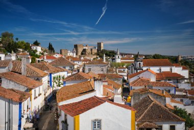 Portekiz 'in ortaçağ kasabası Obidos' un çarpıcı hava manzarası şatosunu, şehir duvarlarını ve büyüleyici çatılarını sergiliyor. Portekiz