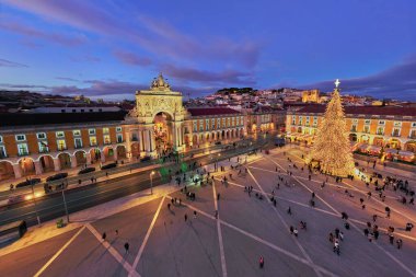 Lizbon 'da yapılan Comercio uygulamasında kışın akşam alacakaranlığı sırasında büyük bir Noel ağacı ve festival ışıkları yer alıyor. Lizbon, Portekiz