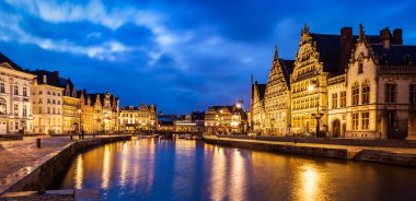Ghent sokakları akşam Kanal, graslei ve Korenlei'ye. Gent,