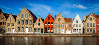 Avrupa şehir Bruges Ortaçağ evleri ve canal, Belçika