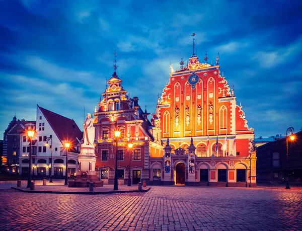 Riga radnice náměstí, dům Melngalvju nams a st. peters c — Stock fotografie