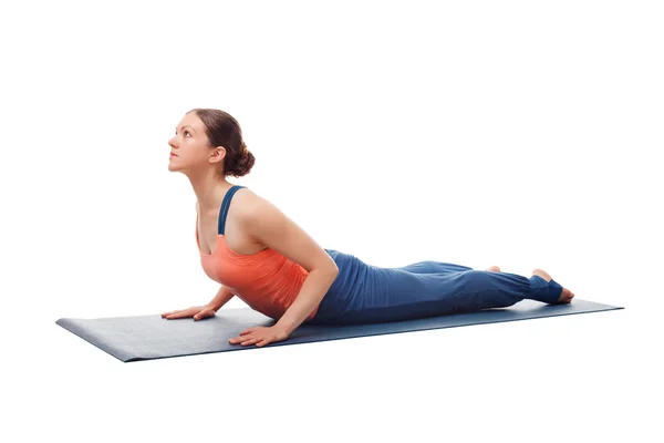 Bonito Sporty Fit Yogini Mulher Pratica Ioga Asana Bhujangasana Cobra — Fotografia de Stock