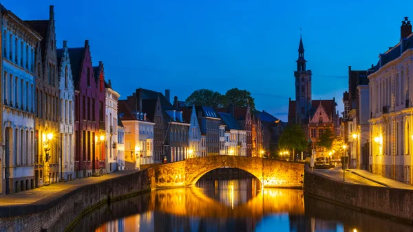 Bruges paesaggio urbano notturno, Belgio — Foto Stock