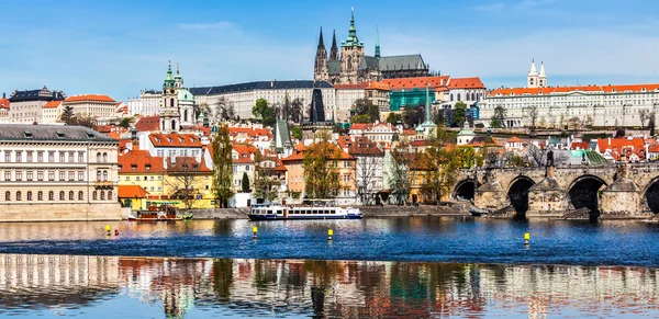 Gradchany Prague slott och St. Vituskatedralen — Stockfoto