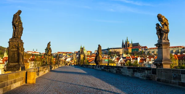 Charles Köprüsü ve Prag sabah castle — Stok fotoğraf