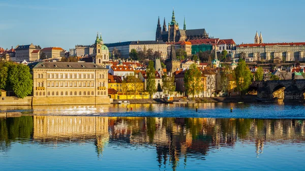 Mala Strana ve Prag kalesinin Vltava nehri üzerindeki görüntüsü — Stok fotoğraf