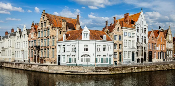 Bruges mittelalterliche Häuser und Kanal, Belgien — Stockfoto