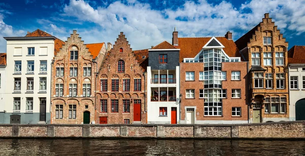 Bruges Ortaçağ evleri ve canal, Belçika — Stok fotoğraf