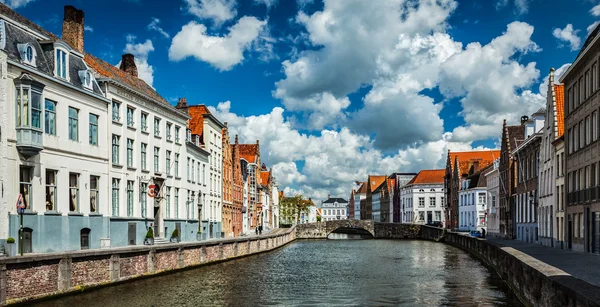 Středověkých domů Bruggy a canal, Belgie — Stock fotografie