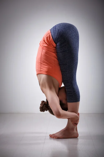 女人做法瑜伽体式站立体前屈 — 图库照片