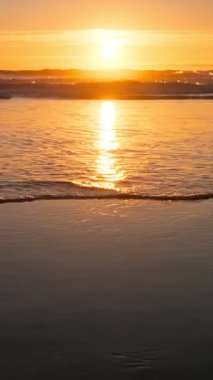 Fonte da Telha sahilinde dalgalanan dalgalarla Atlantik Okyanusu 'nun batışı, Costa da Caparica, Portekiz
