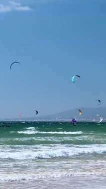 Uçurtma sörfü uçurtma sörfü uçurtma sörfü uçurtmaları Atlantik Okyanusu kıyısında Fonte da Telha plajı, Costa da Caparica, Portekiz