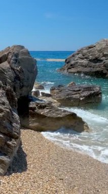 Paleochori sahilindeki kayalar ve Ege Denizi 'nin dalgaları, Milos Adası, Cyclades, Yunanistan. Kamera yatay tavası