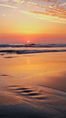 Fonte da Telha sahilinde dalgalanan dalgalarla Atlantik Okyanusu 'nun batışı, Costa da Caparica, Portekiz