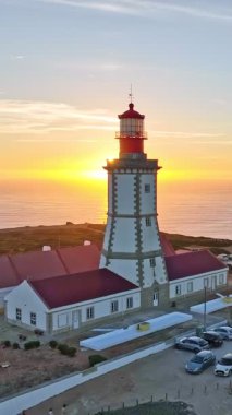 Atlantik Okyanusu 'ndaki Cabo Espichel Burnu' ndaki deniz fenerinin günbatımında görüntüsü. Sesimbra, Portekiz. Yaya atışı.