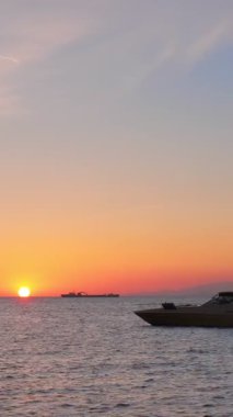 Yunanistan 'ın Mykonos adasında günbatımı, yolcu gemisi ve limanda yatları ve Küçük Venedik' in romantik noktasının renkli rıhtım evleriyle. Mykonos kasabası, Yunanistan. Kamera tavası