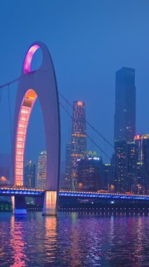 Guangzhou 'nun Zhujiang İnci Nehri üzerindeki Liede Köprüsü manzarası ve geceleri aydınlanan finansal bölgenin modern gökdelenleri. Guangzhou, Çin