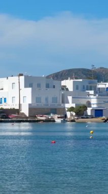 Yunanistan 'ın Milos Adası' ndaki Polonya plaj ve balıkçı köyü. Yatay kamera tavası