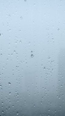 Yunanistan 'ın ünlü Paros Adası' ndaki Naousa kasabasının çiçek açan begonvil çiçekli geleneksel badanalı evleri ile pitoresk dar bir sokakta sabit kamerayla yürümek