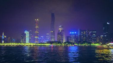 GuanGZHOU, ÇİN - 25 Mayıs 2018: Guangzhou şehir manzarası Pearl Nehri üzerindeki gökyüzü akşam panoramasında su üzerinde turist botlarıyla aydınlatıldı. Guangzhou, Çin