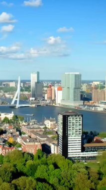 Rotterdam şehri ve Erasmus Köprüsü 'nün Euromast' tan Nieuwe Maas nehri üzerindeki manzarası. Kamera kaydıyla