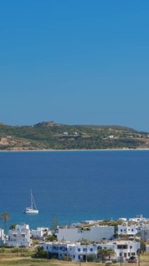 Geleneksel Yunan kilisesi ve okyanus kıyısına sahip Plaka köyünün panoramik manzarası. Milos Adası, Yunanistan
