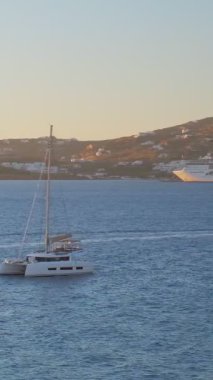 Yunanistan 'ın Mykonos adasında günbatımı, limanda yatlar ve gün batımında Küçük Venedik' in romantik noktasının renkli rıhtım evleri. Mykonos kasabası, Yunanistan. Yatay kamera tavası