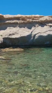 Yunanistan 'ın Milos adasındaki Agios Konstantinos plajı ve kaya oluşumları. Yatay kamera tavası