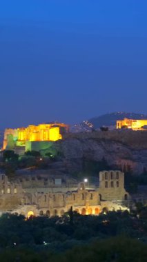 Ünlü Yunan turistik beldesi - Atina Akropolü 'ndeki ikonik Parthenon Tapınağı, akşam mavi saatlerde Philopappos Hill' den, Atina, Yunanistan 'dan görüldü. Yatay kamera tavası