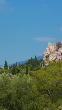 Yunanistan 'ın ünlü turistik beldesi - Atina Akropolü' ndeki ikonik Parthenon Tapınağı, Atina, Pnyx Hill 'den görülmektedir. Yatay kamera tavası