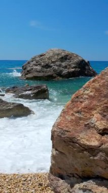 Paleochori sahilindeki kayalar ve Ege Denizi 'nin dalgaları, Milos Adası, Cyclades, Yunanistan. Yatay izleme görüntüsü