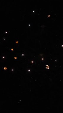 Arka planda gerçek havai fişekler. Gece gökyüzünde parlayan renkli havai fişeklerin soyutlanması. Havai fişek kutlaması