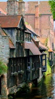 Bruges Brugge 'de ortaçağ evleri olan bir kanal, Belçika. Kamera tavası