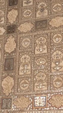 Amer Sarayı kompleksindeki Sheesh Mahal 'in içindeki Ayna Odası Duvarı' nın dışı. Amer, Rajasthan, Hindistan. Yatay kamera tavası